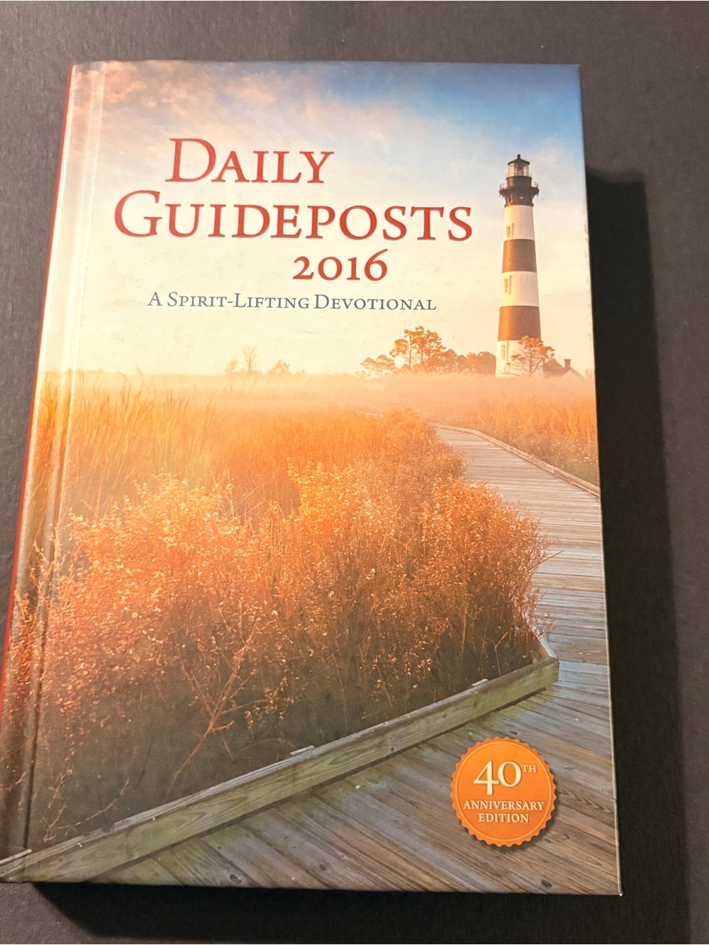 Daily Guideposts 2016 - Spirit-Lifting Devotional (Orange)